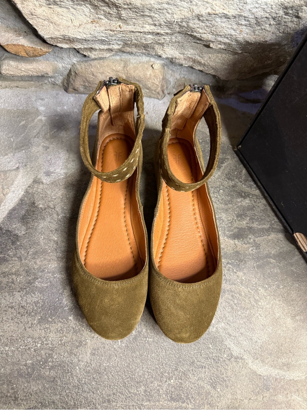 Frye Carson Flats - Picture 5 of 7